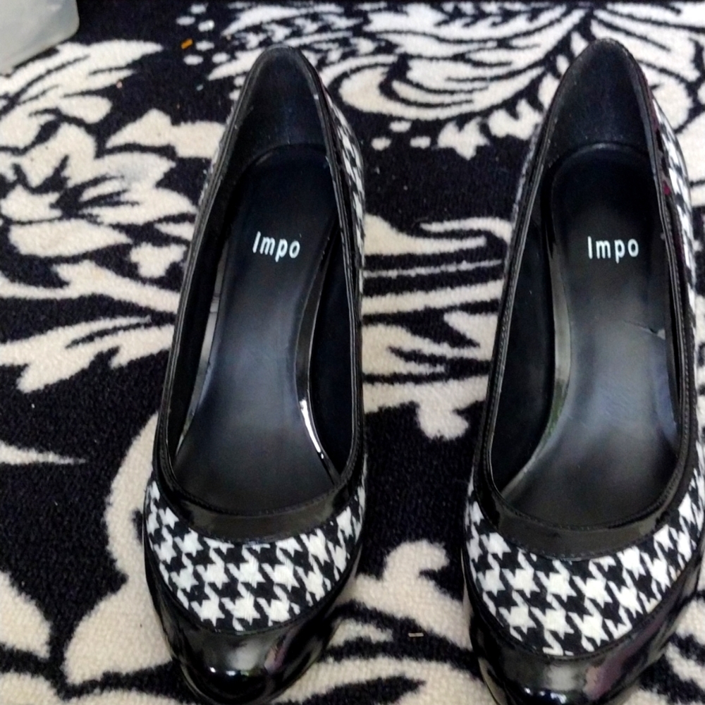 HoundsTooth Pumps